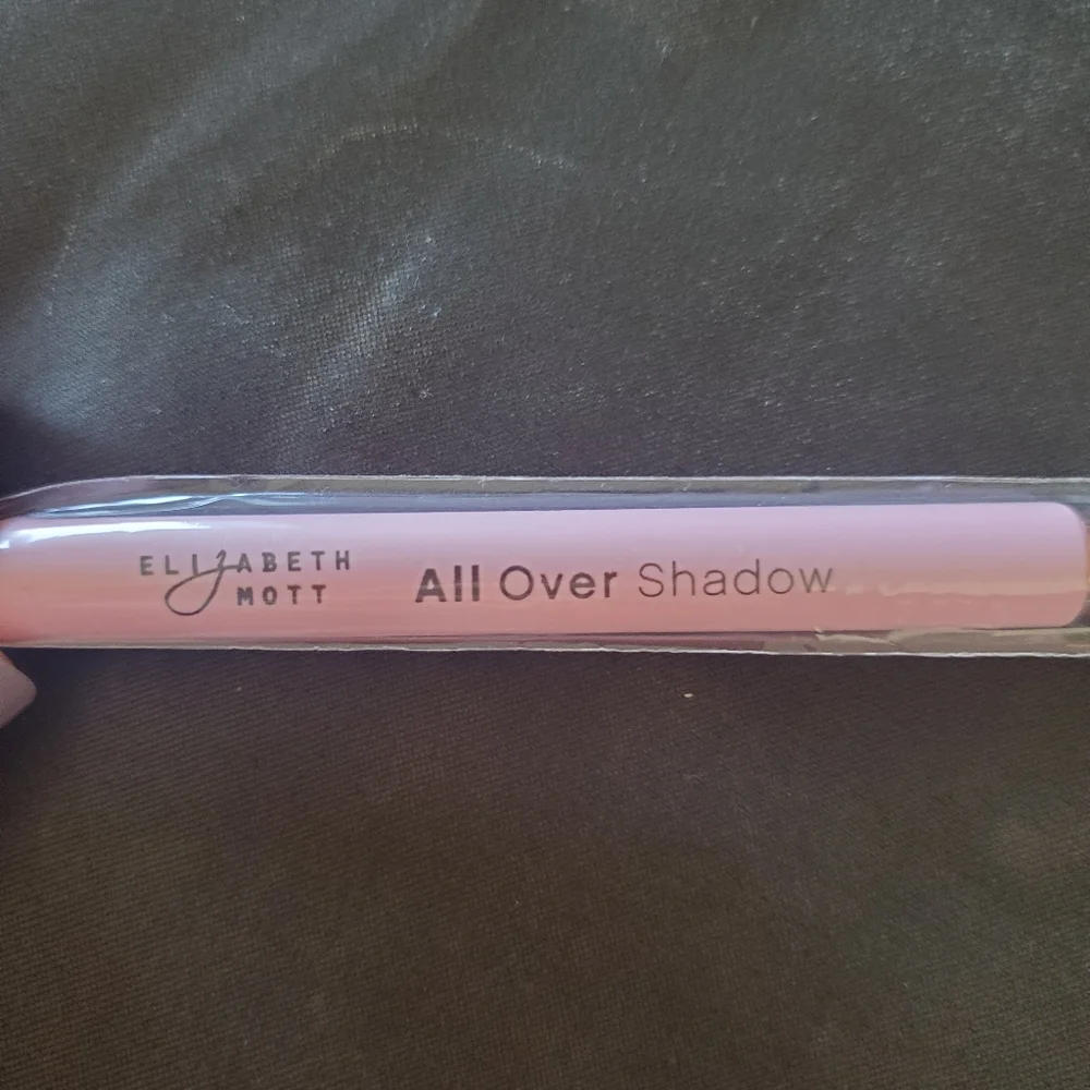 Elizabeth Mott all over shadow brush